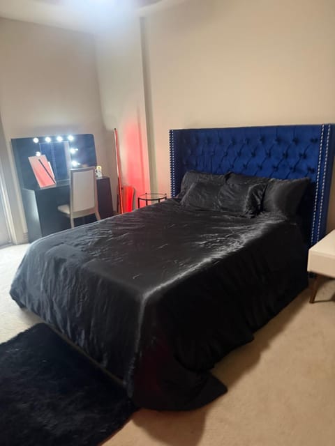 Budget Luxury - Park - Shared living space - Master Room Vacation rental in Addison