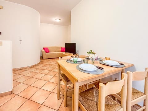 TV and multimedia, Seating area, Dining area