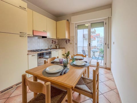 Kitchen or kitchenette, Seating area, Dining area, oven