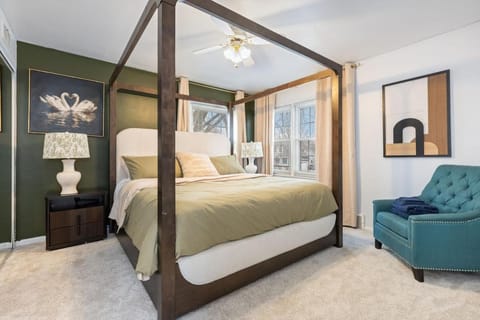 Downtown Naperville Retreat with King bed Near Riverwalk Dedicated Workspace Free Garage Parking Patio Apartment in Naperville