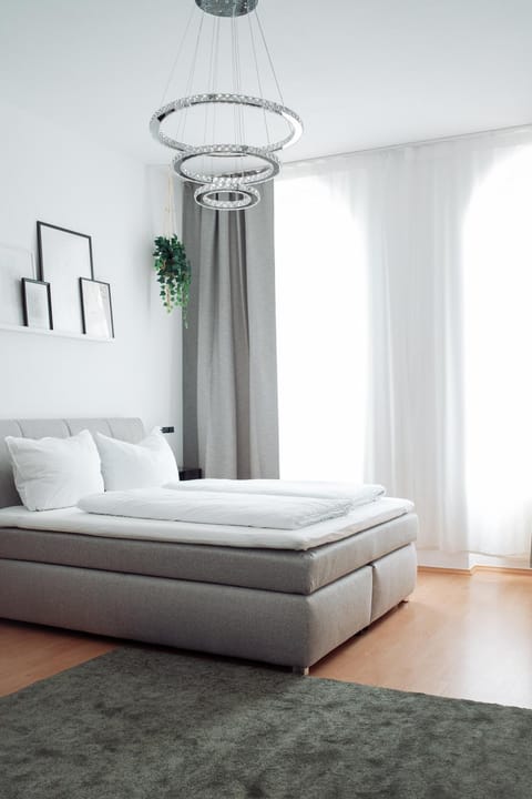 Bed, Seating area, Bedroom