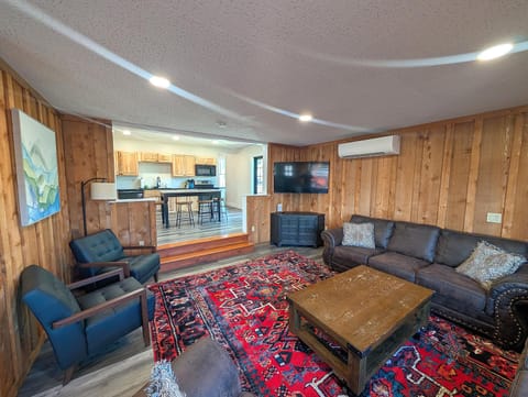 TV and multimedia, Kitchen or kitchenette, Living room, Seating area, air conditioner