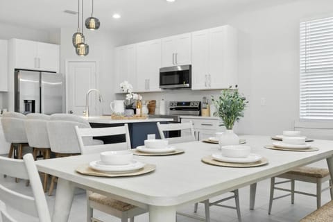 Modern 3BR Home Near Busch Gardens & Downtown House in Tampa