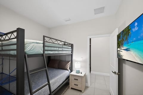 Modern 3BR Home Near Busch Gardens & Downtown House in Tampa