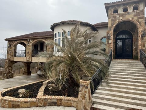 5 Star Grand Estate in Lone Star Forest Hideaway House in New Braunfels