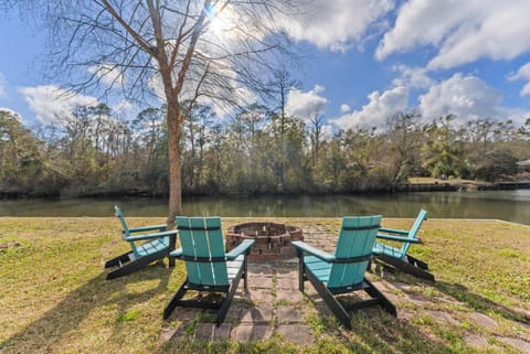 Foley Riverfront Escape Kayaks Firepit Near Beach Apartment in Foley