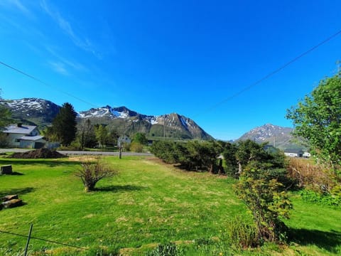 Studio apartment by fjords and mountains, pictures coming Apartment in Lofoten