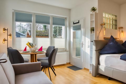 Bed, Living room, Photo of the whole room, Seating area, Dining area, Bedroom, internet, internet, pet friendly