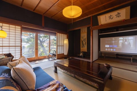 TV and multimedia, Living room, Evening entertainment