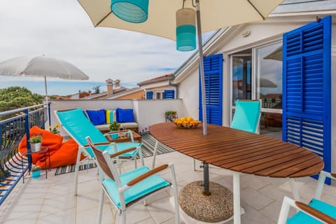 Property building, View (from property/room), Balcony/Terrace, Balcony/Terrace, Seating area, Garden view, Mountain view, Sea view, Sunrise, Sunset, Quiet street view