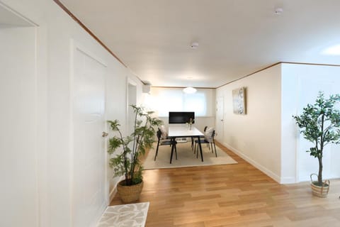 TV and multimedia, Living room, Seating area, Dining area
