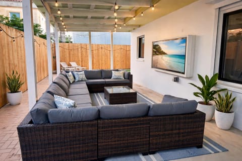 Sleeps 16, 1min Walk To The Beach, Heated PoolSpa House in South Padre Island