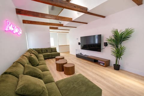 Sleeps 16, 1min Walk To The Beach, Heated PoolSpa House in South Padre Island