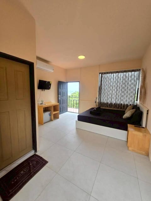 Bed, TV and multimedia, Living room, Photo of the whole room, Seating area, Bedroom