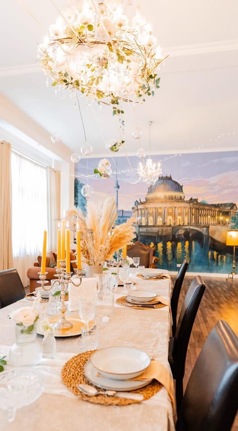 Living room, Banquet/Function facilities, Seating area, Dining area