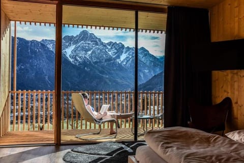 Photo of the whole room, Mountain view