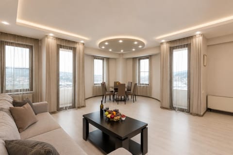 Seating area, Dining area