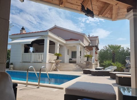 Property building, Balcony/Terrace, Swimming pool, sunbed