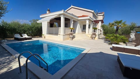 Property building, Day, Garden, Garden view, Pool view, Swimming pool, sunbed