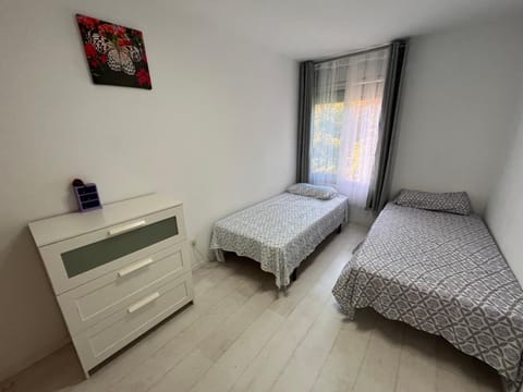 Habitación dos camas individuales y baño privado Luxury tent in Badalona