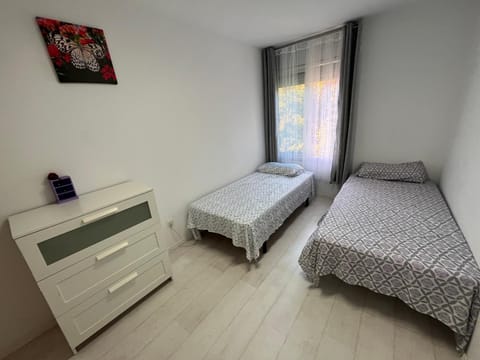 Habitación dos camas individuales y baño privado Luxury tent in Badalona
