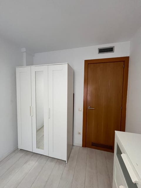 Habitación dos camas individuales y baño privado Luxury tent in Badalona