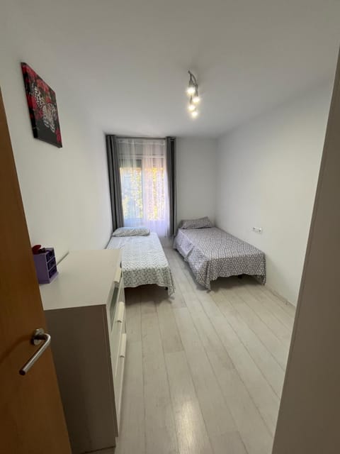 Habitación dos camas individuales y baño privado Luxury tent in Badalona