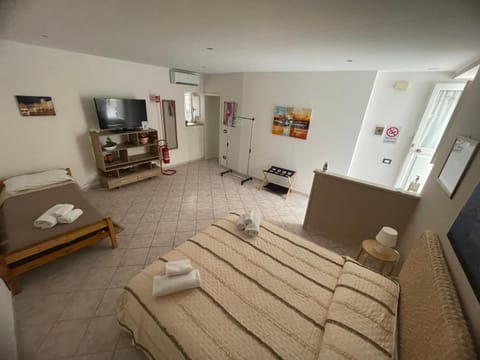 TV and multimedia, Photo of the whole room, Bedroom, towels, air conditioner