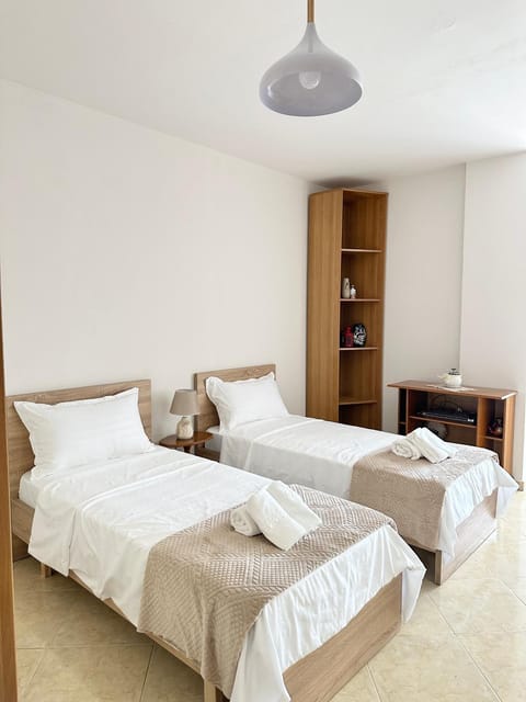 Bed, Bedroom, towels