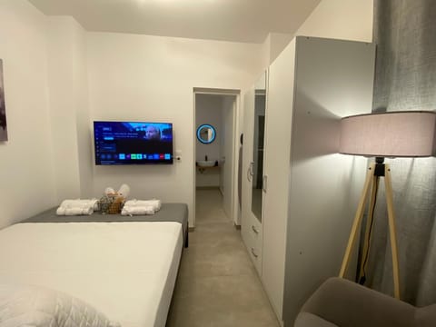 Bed, TV and multimedia, Bedroom, wardrobe