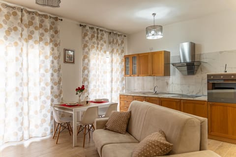 Kitchen or kitchenette, Living room, Seating area, Dining area, minibar, pet friendly, stove