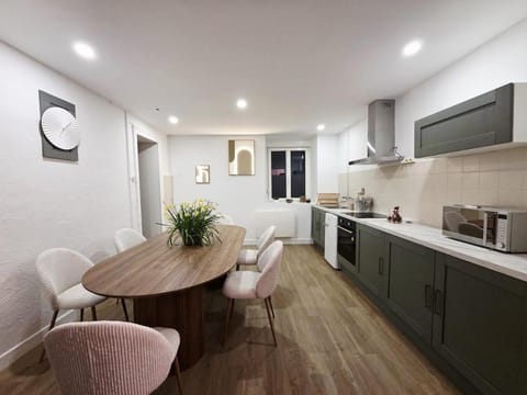 Kitchen or kitchenette, Dining area, oven, pet friendly, stove, toaster