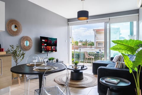 TV and multimedia, Kitchen or kitchenette, Living room, Seating area, Dining area, Evening entertainment