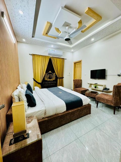 Bed, TV and multimedia, Seating area, Bedroom