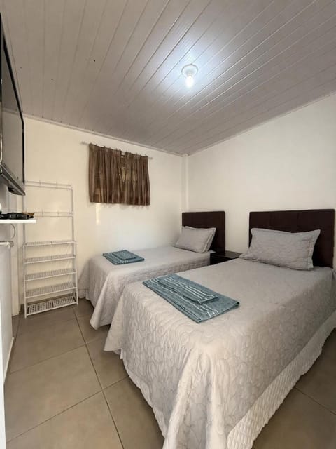 Bed, TV and multimedia, Photo of the whole room, Bedroom, towels