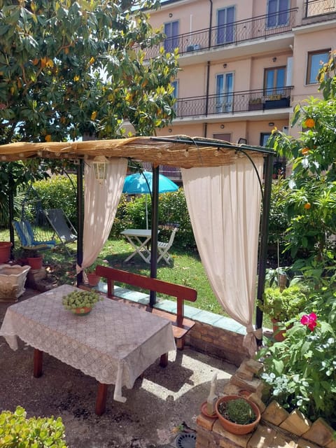 Patio, Spring, Day, Garden, Garden, Dining area, Garden view