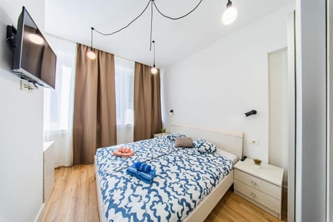 Bed, TV and multimedia, towels