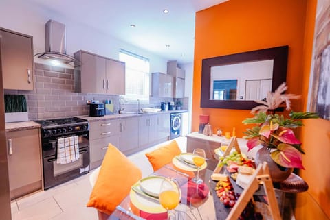 Kitchen or kitchenette, Living room, Food and drinks, Seating area, Dining area, Food, dishwasher, minibar, oven, pet friendly, stove, toaster
