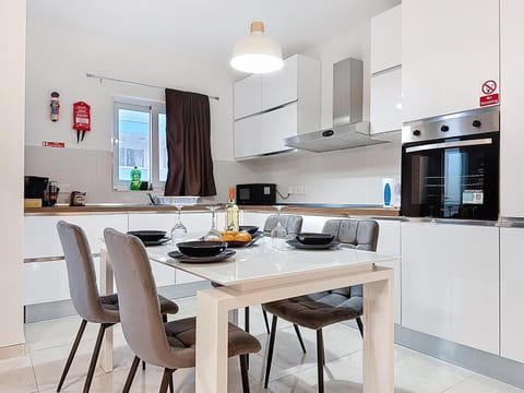 Coffee/tea facilities, Kitchen or kitchenette, Food and drinks, Dining area, Food, oven, stove, toaster