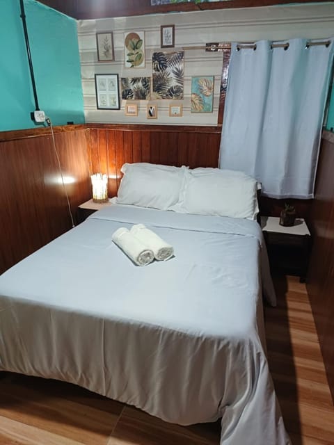 Bed, towels