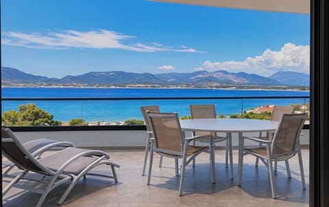 Natural landscape, View (from property/room), Balcony/Terrace, Dining area, Mountain view, Sea view