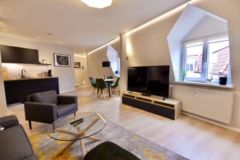 Communal lounge/ TV room, TV and multimedia, Living room, Seating area, Evening entertainment