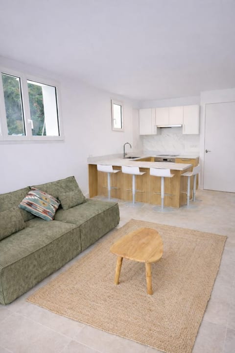 Kitchen or kitchenette, Seating area, Dining area