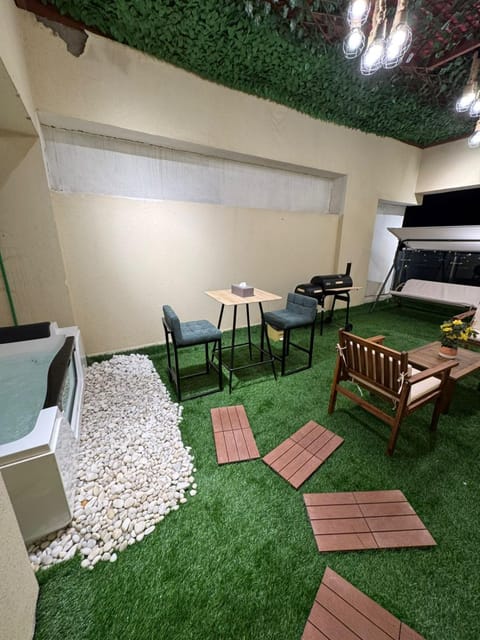 Garden, Hot Tub