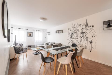 Living room, Dining area, Meals