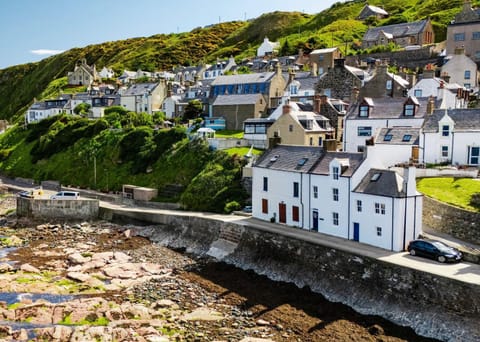 Property building, Day, Natural landscape, Sea view, Location