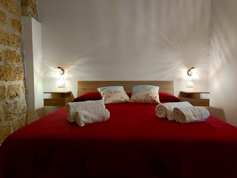 Bed, Bedroom, towels