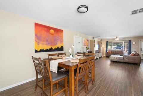 3 Minutes From Old Town! 5 Queen Beds! House in Mesa