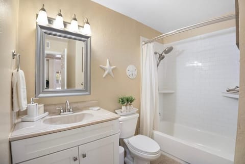 3 Minutes From Old Town! 5 Queen Beds! House in Mesa