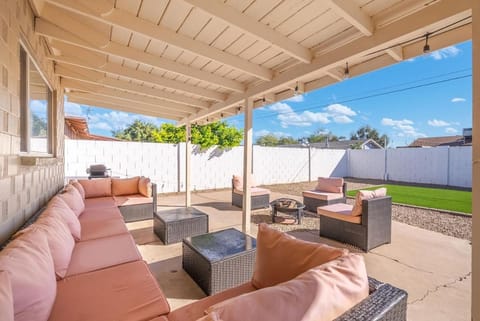 3 Minutes From Old Town! 5 Queen Beds! House in Mesa